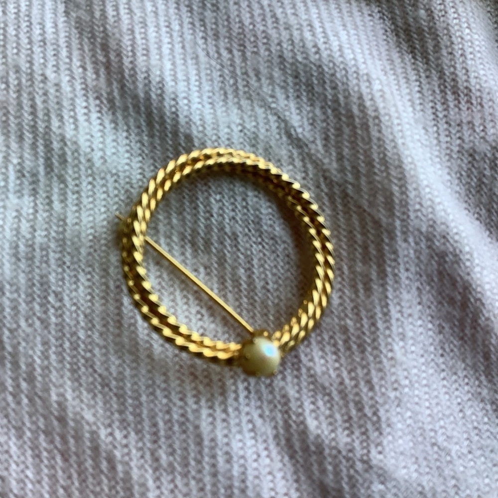Pearl brooch from the 60s or 70s